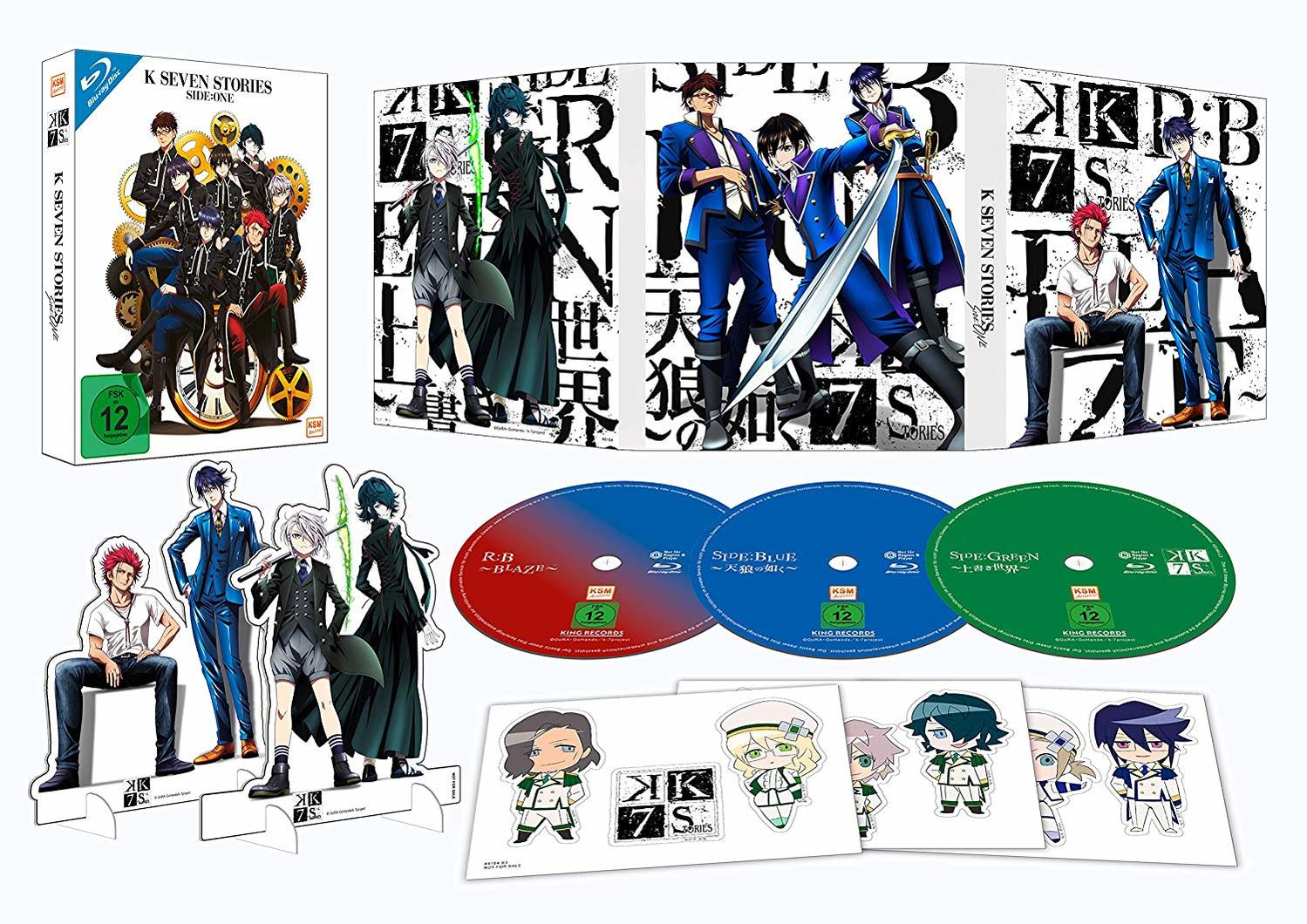 K Seven Stories Box-Set mit Blu-ray-Discs, Aufstellern und Aufklebern. Weißer Hintergrund.