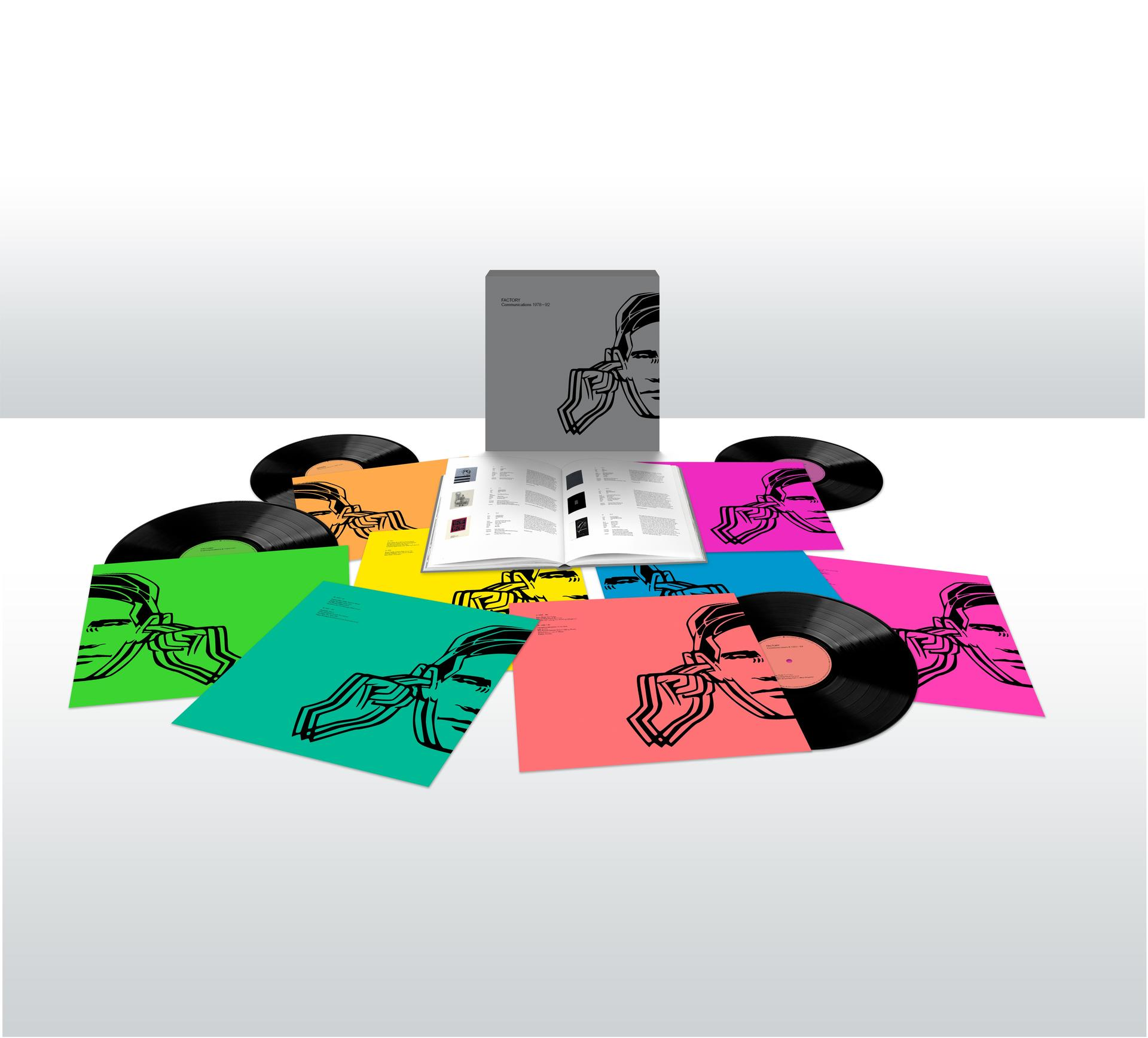 Coffret de disques vinyles avec disques, livret et pochettes. Le coffret est sur une surface blanche.