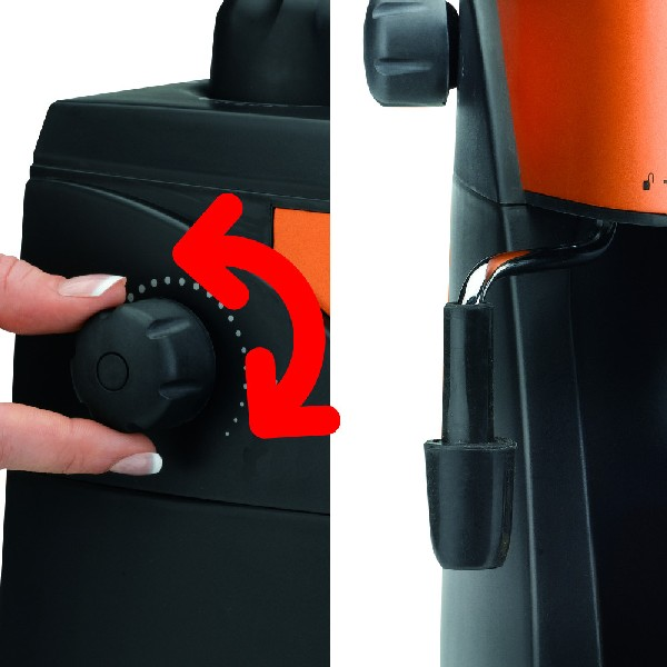 Primer plano de una licuadora negra con una perilla y una tapa naranja, en uso.