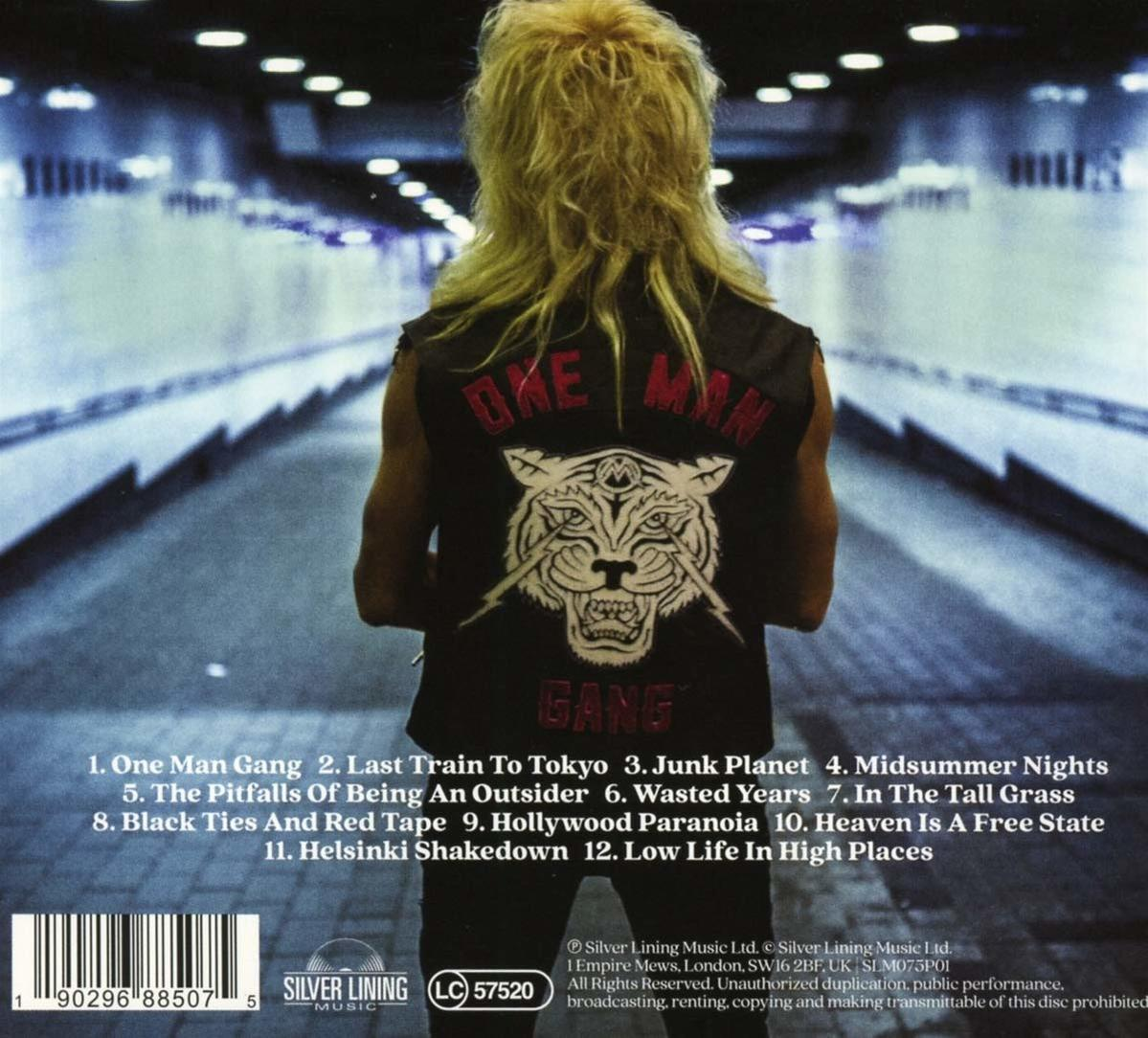Pochette d'album montrant un homme aux cheveux blonds portant un gilet avec un motif de loup et du texte.