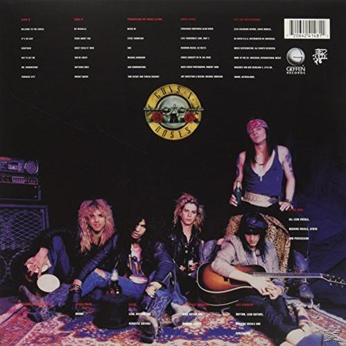 Album borító a Guns N' Roses tagjaival, logóval, vörös szőnyeggel.