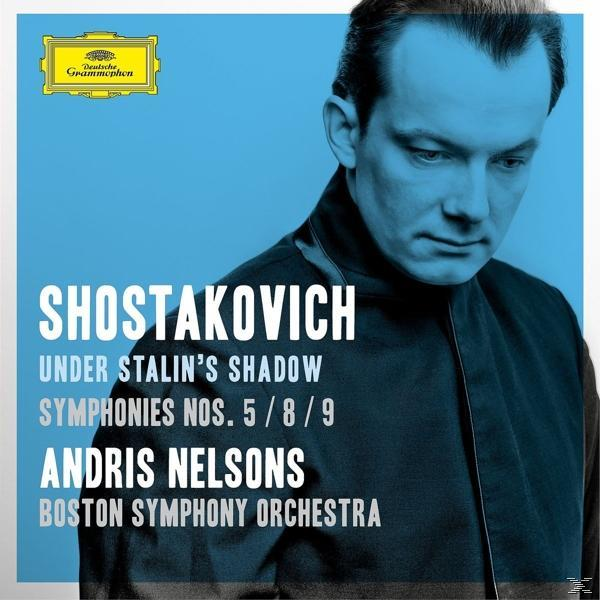 Shostakovics album borítója: Andris Nelsons, kék háttér szöveggel. Album: Under Stalin's Shadow.