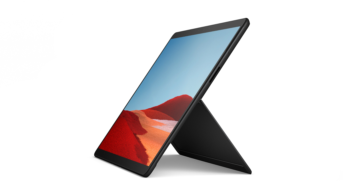 Schwarzes Tablet mit Ständer, geneigt, mit Wüstenlandschaft. Weißer Hintergrund.