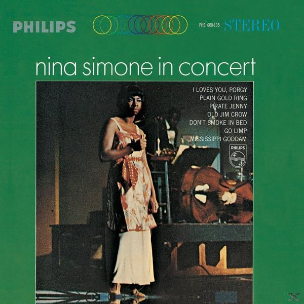 Nina Simone albumhoes. Nina Simone staat in een jurk, een band staat achter haar.