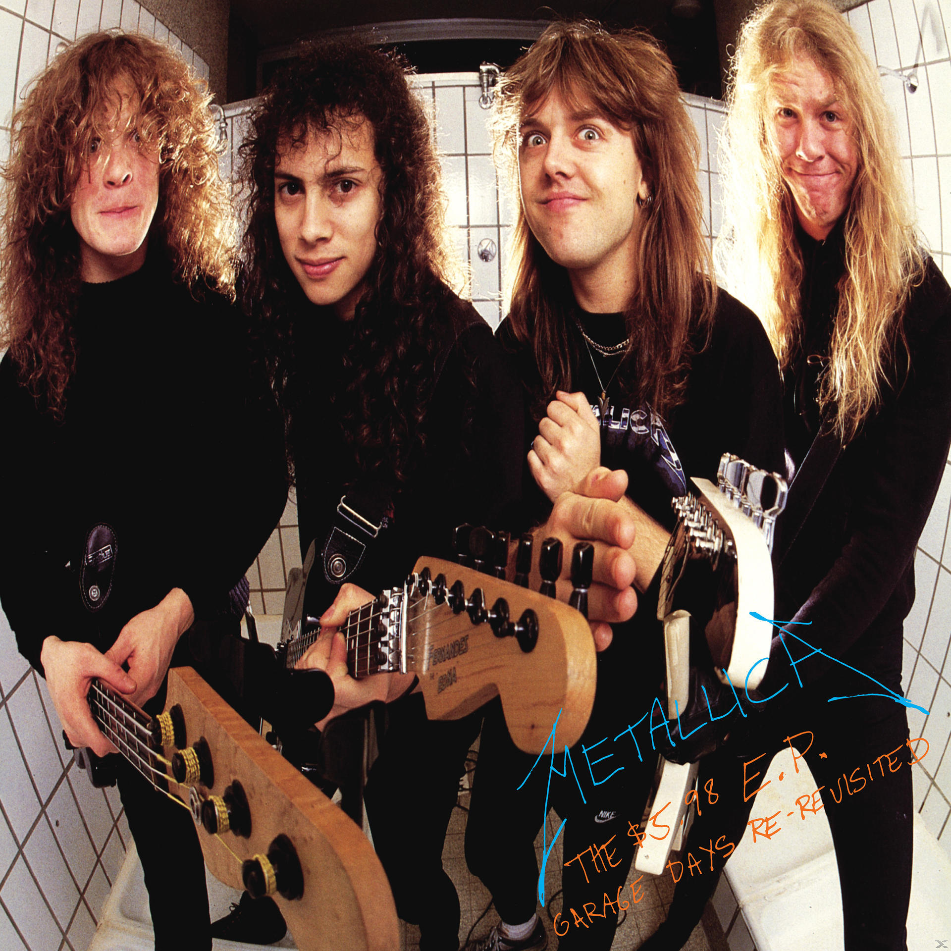 Metallica zenekar fotója. Négy férfi, gitárok, egy fürdőszobában. 'Garage Days Re-Revisited' szöveg.
