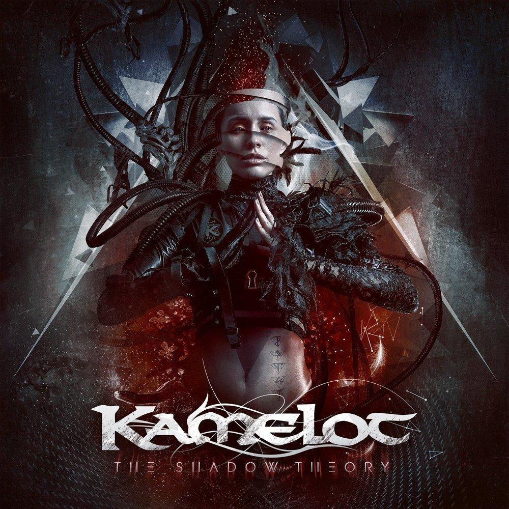 Kamelot album borító. Nő fekete ruhában, fémtömlők és geometriai formák sötét, absztrakt háttérben.