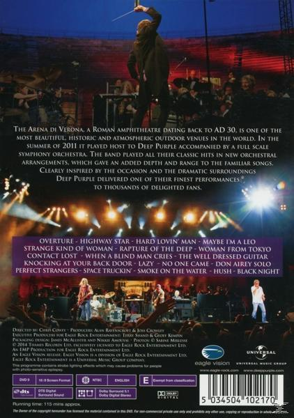 DVD-Cover. Deep Purple live in Verona. Die Band tritt an einem Veranstaltungsort im Freien auf. Eine große Menschenmenge ist zu sehen.