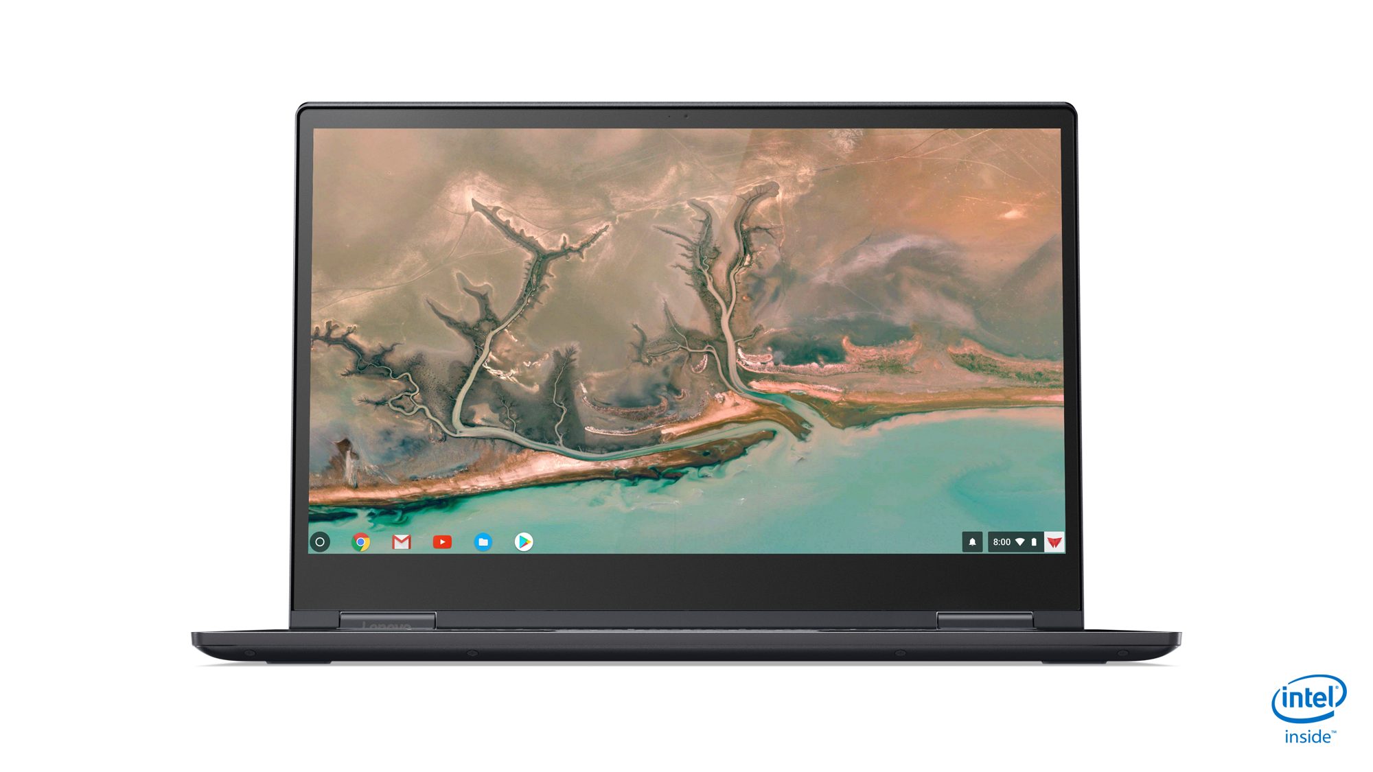 Laptop mit Bildschirm, der eine Küstenlandschaft mit blauem Himmel zeigt.