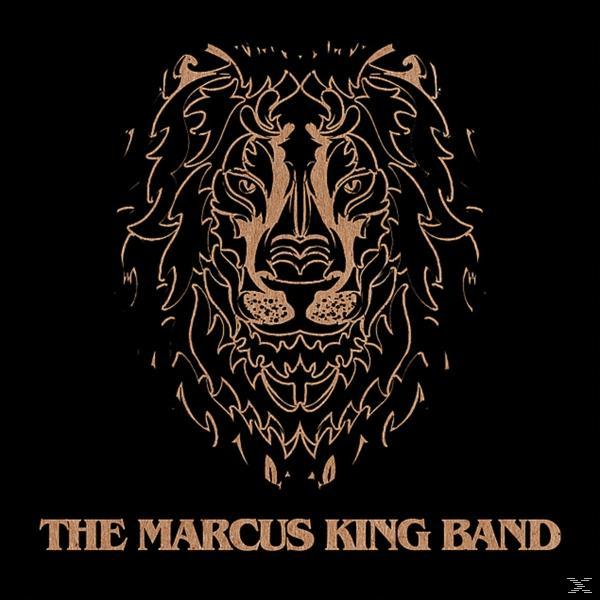 Schwarzer Hintergrund mit goldener Löwenkopf-Umrisslinie und dem Bandnamen The Marcus King Band.