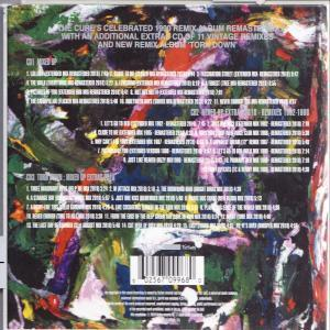 Album borító színes absztrakt művészettel és számlistával. Alul egy vonalkód.