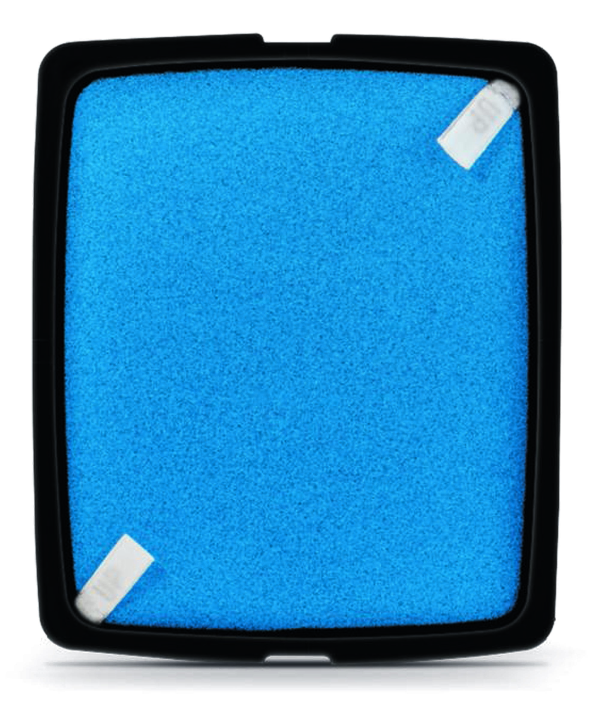 Blauer Filter in einem schwarzen Rahmen. Weiße Etiketten befinden sich oben und unten am Rahmen.
