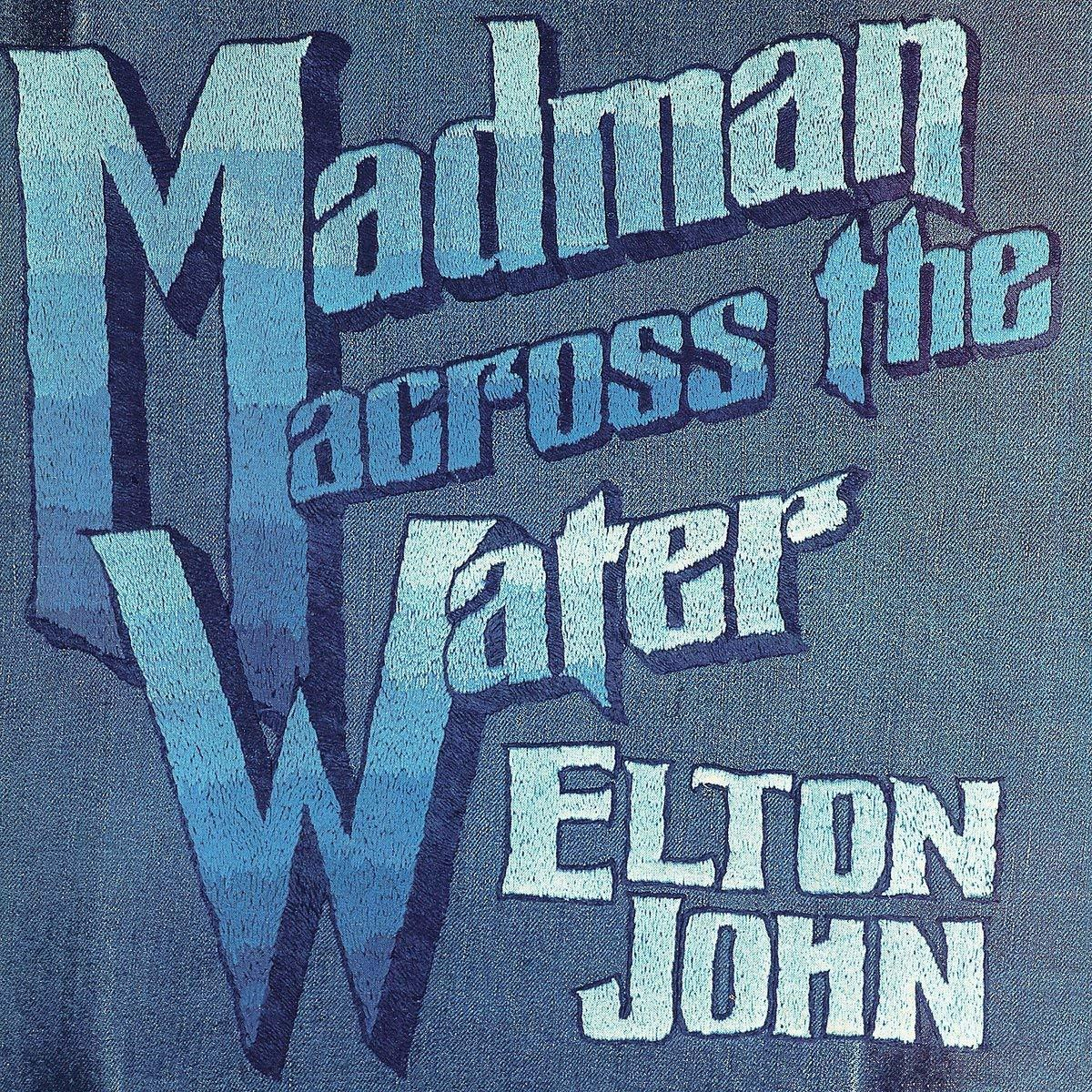 Album borító: Elton John. Kék árnyalatú szöveg kék háttéren, a címmel: Madman Across the Water.
