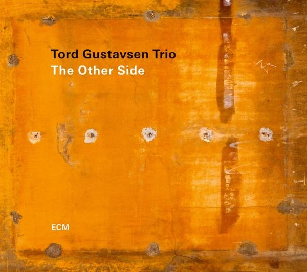 Album borító sárga-narancs fallal, 'Tord Gustavsen Trio' felirattal. Absztrakt design.