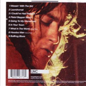 Albumcover mit Nahaufnahme eines Gesichts und Titelliste des Albums.