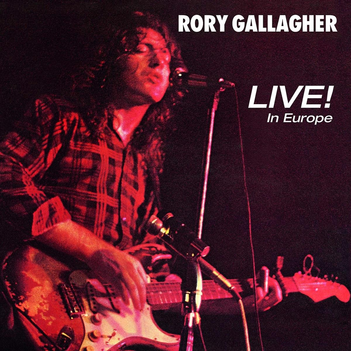 Albumcover: Rory Gallagher spielt Gitarre auf der Bühne. Der Titel lautet "Live! In Europe".