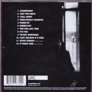 CD-Cover mit Titelliste auf der Rückseite. Eine Person ist durch ein Fenster zu sehen.