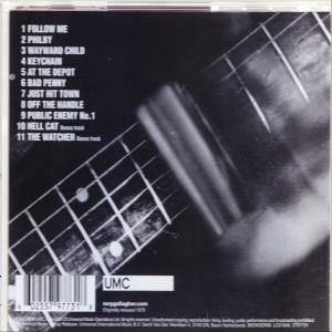 Albumcover mit Gitarrensaiten und Trackliste in einem Schwarz-Weiß-Design.
