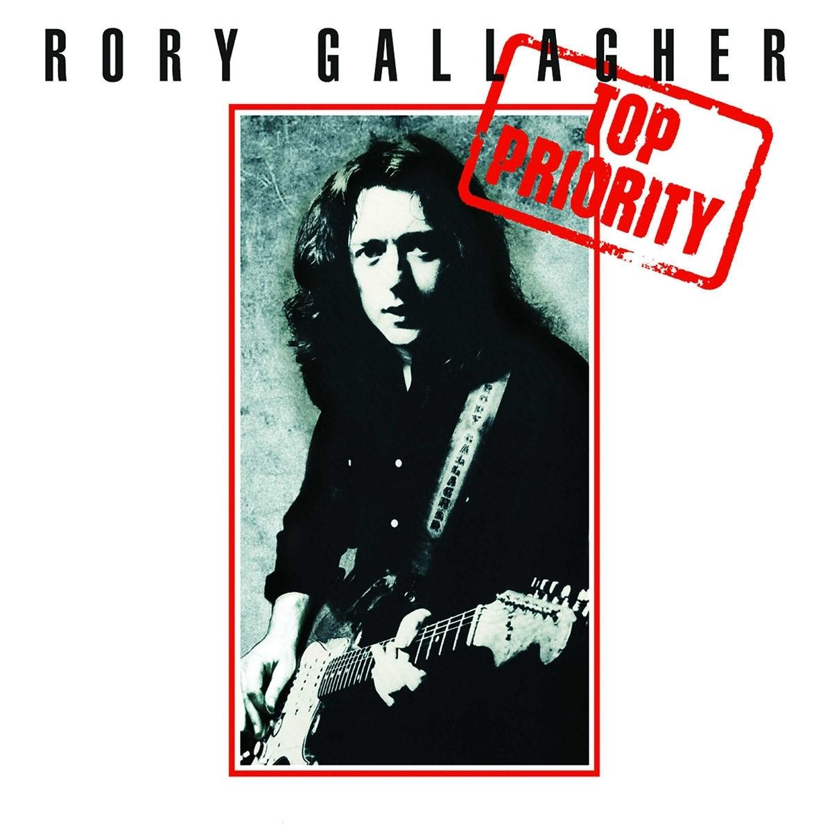 Rory Gallagher Albumcover. Mann spielt Gitarre vor weißem Hintergrund. Roter Stempel: TOP PRIORITY.