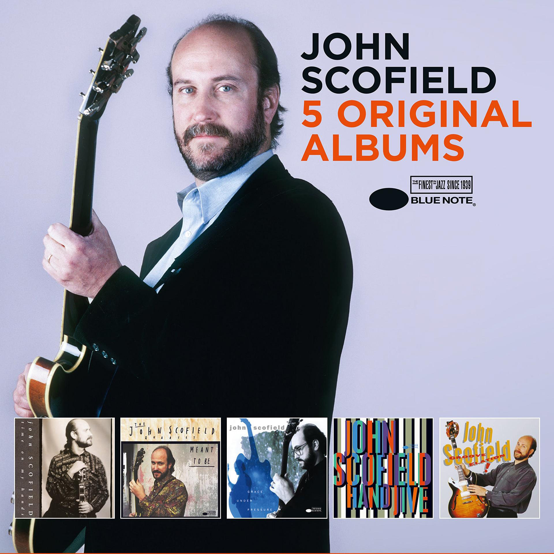 Albumcover: John Scofield, in schwarzem Anzug, mit Gitarre. 5 Alben werden unten präsentiert.
