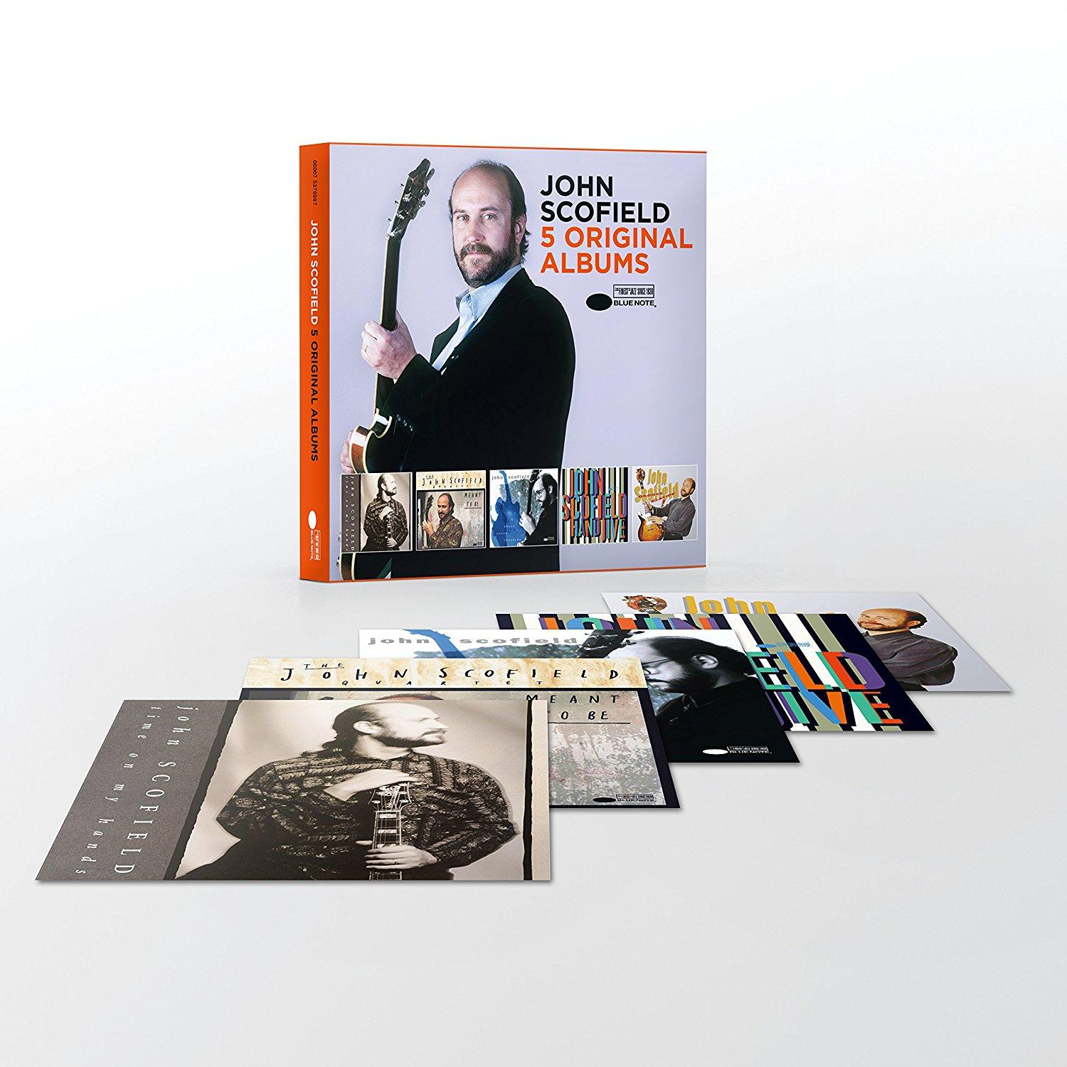 Box-Set mit fünf Original-Alben von John Scofield, der Künstler mit Gitarre auf dem Cover.