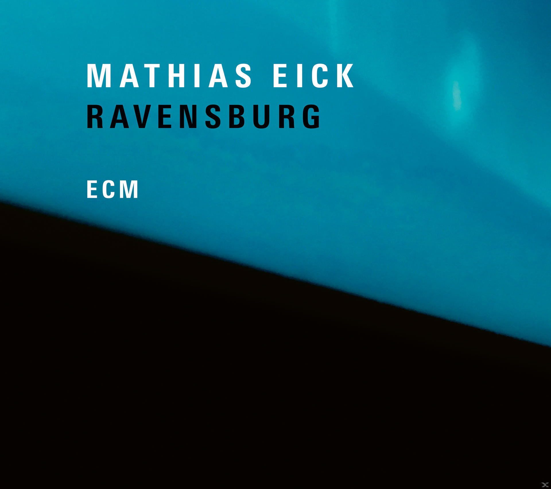 Albumcover mit blauem und schwarzem Farbverlauf im Hintergrund. Text in Weiß.