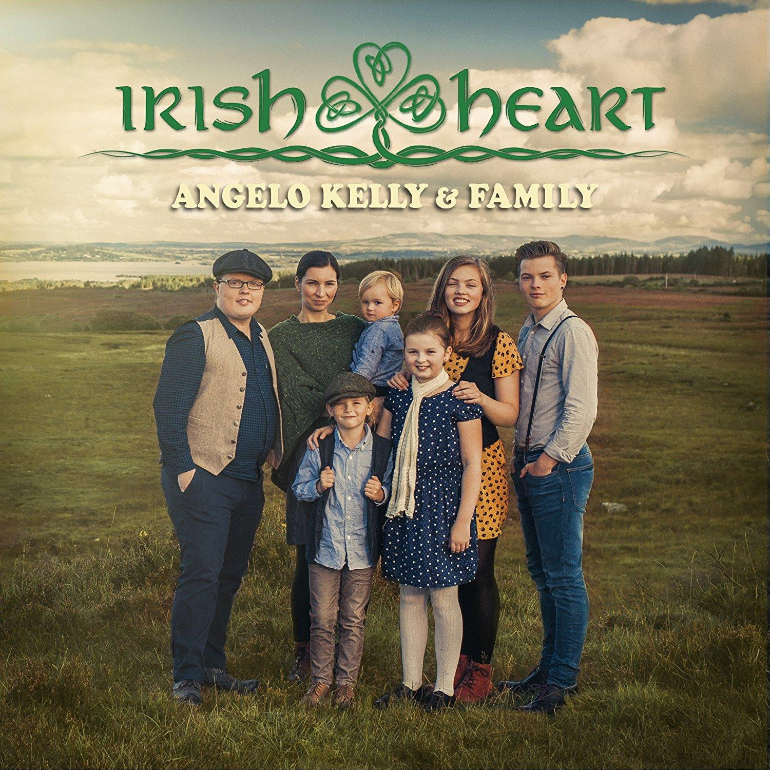 Albumcover. Familie posiert auf einem Feld. Titel: Irish Heart, Angelo Kelly & Family.