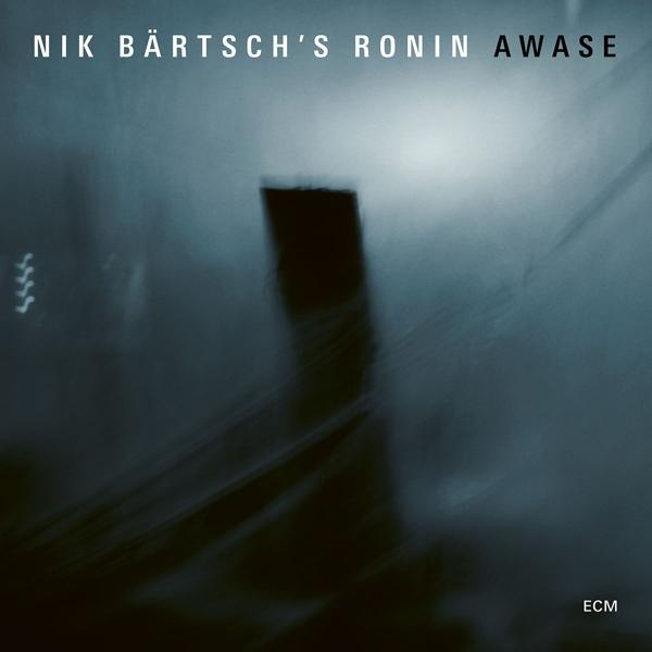 Albumcover: Abstrakt, dunkler Hintergrund, Formen und Text 'NIK BÄRTSCH'S RONIN AWASE'.