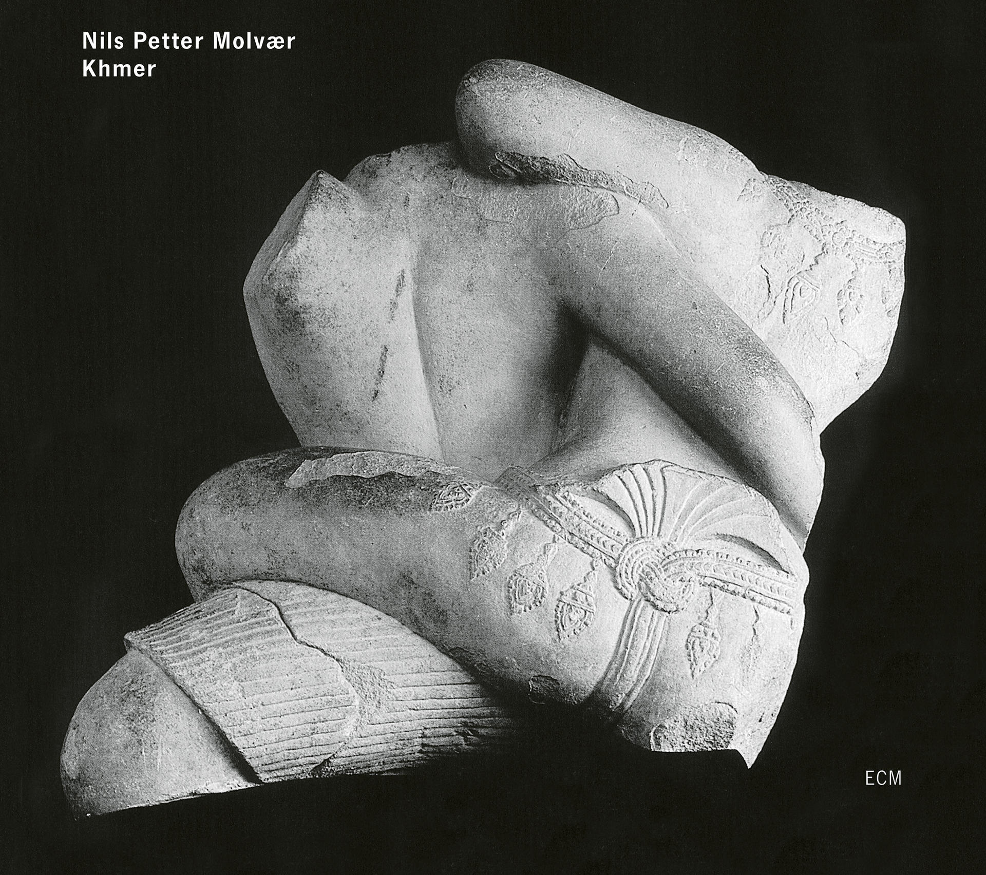 Ülő alak kőszobra. Világos szín sötét háttér előtt. 'Nils Petter Molvær' és 'Khmer' szöveg.