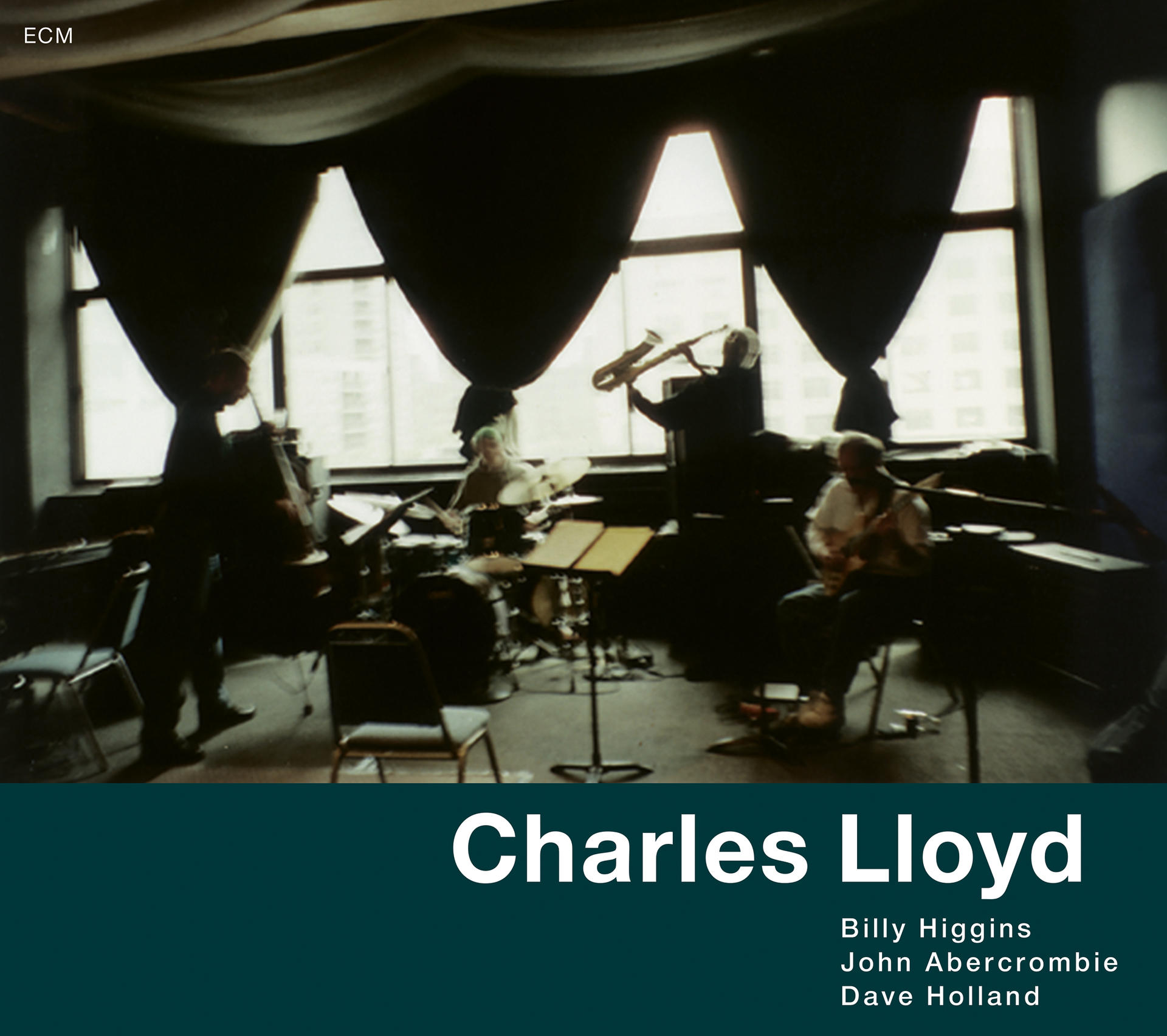 Jazz zenekar a színpadon, középen Charles Lloyd.
