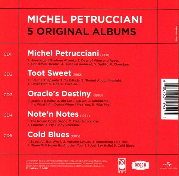 Albumcover mit rotem Hintergrund, weißem Text und einer Liste der 5 Originalalben von Michel Petrucciani.