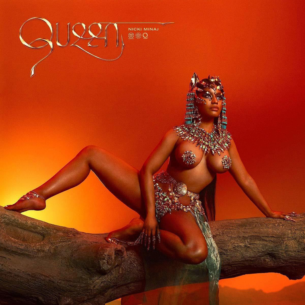 Nicki Minaj auf Albumcover, nackt mit aufwendigem Schmuck, auf einem Baumstamm sitzend.