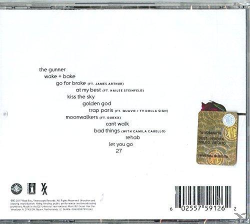 Achterkant van de cd-hoes met tracklist en sticker. Tekst is zwart op wit.