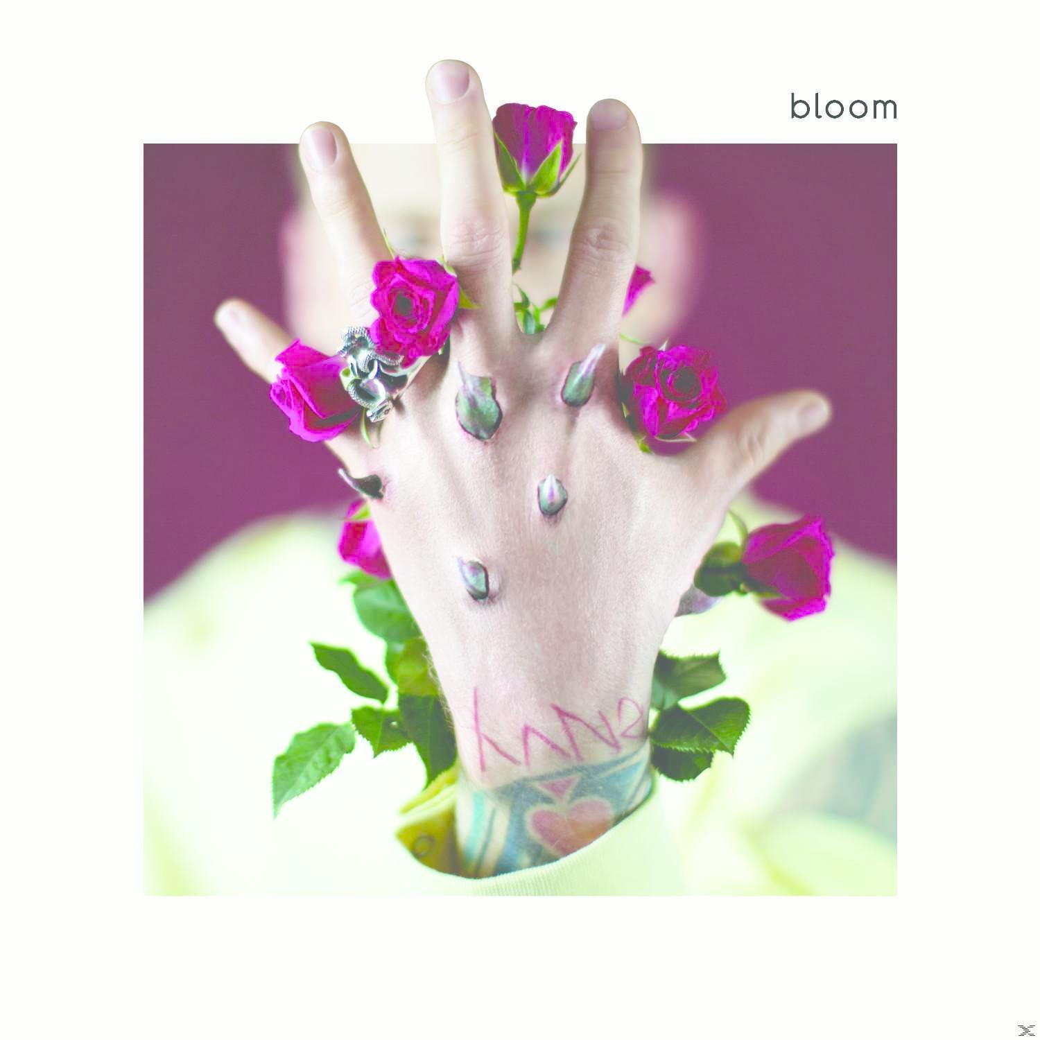 Hand met rozen en tatoeages. Tekst: bloom. Paarse achtergrond.