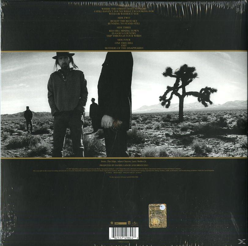 Dos d'une pochette de disque vinyle, avec une photo d'hommes dans un paysage désertique.