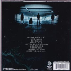 CD-Hülle hinten mit Titelliste und Bandsilhouetten in dunklem Flur. Dunkle, düstere Farben.