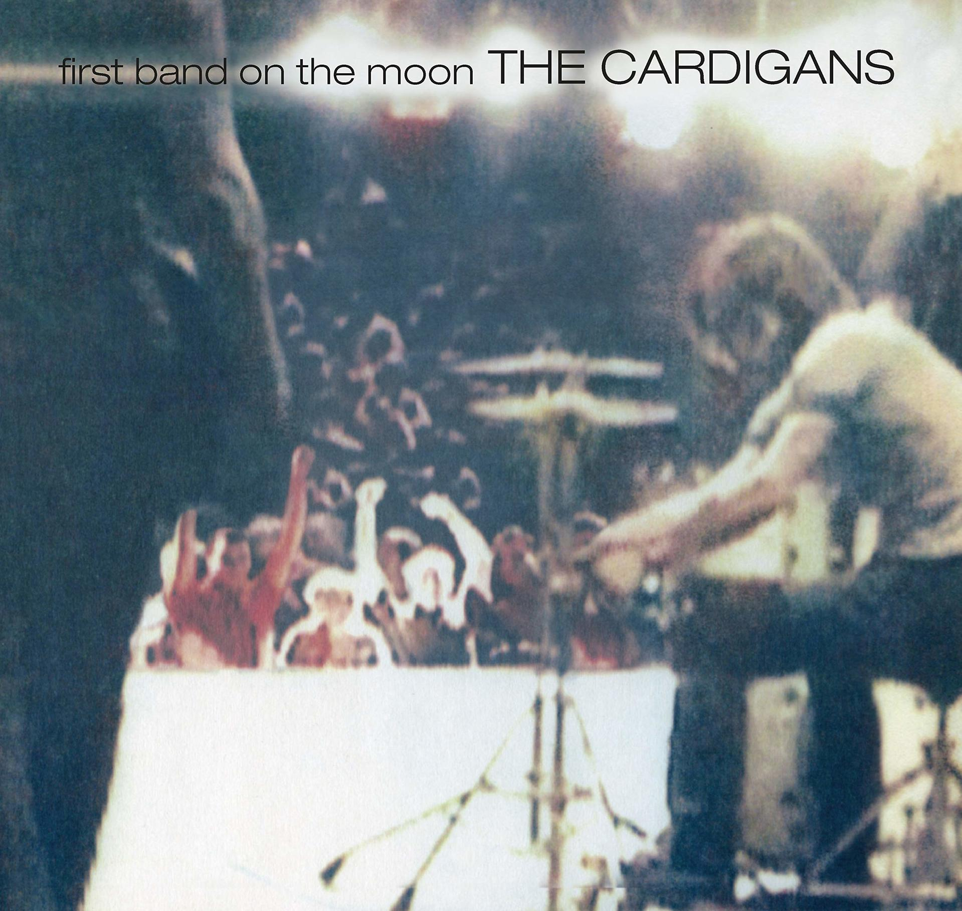 The Cardigans Albumcover, Band spielt live, Publikum im Hintergrund.