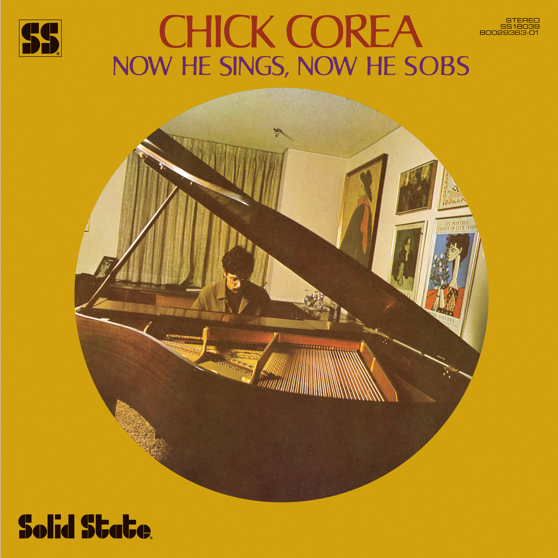 Chick Corea an einem Klavier, mit gerahmten Bildern an der Wand, in einem gelb getönten Albumcover-Design.