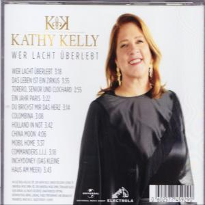 Albumcover, Frau mit rotem Haar, Text. Goldener Text und Akzente. Weißer Hintergrund. Lächelt.