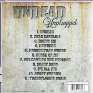 Albumcover mit Titelliste: Undead Unplugged. Beiger Hintergrund mit Text in dunklen Farbtönen.