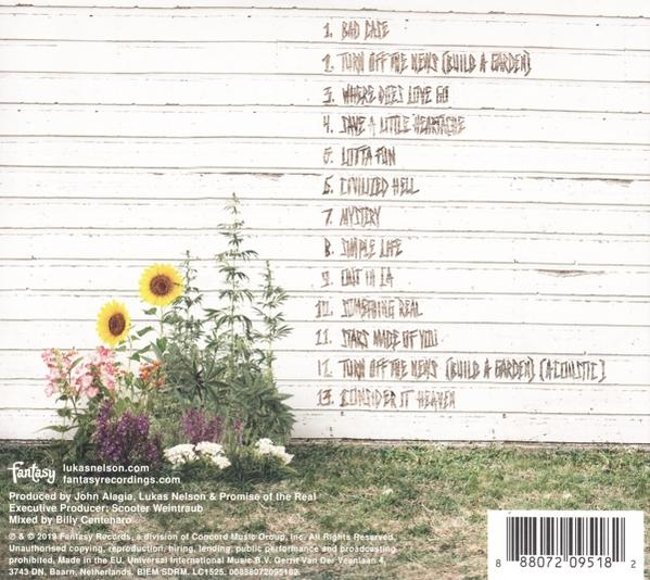Albumcover mit Pflanzen- und Blumenillustrationen vor weißer Holzwand.