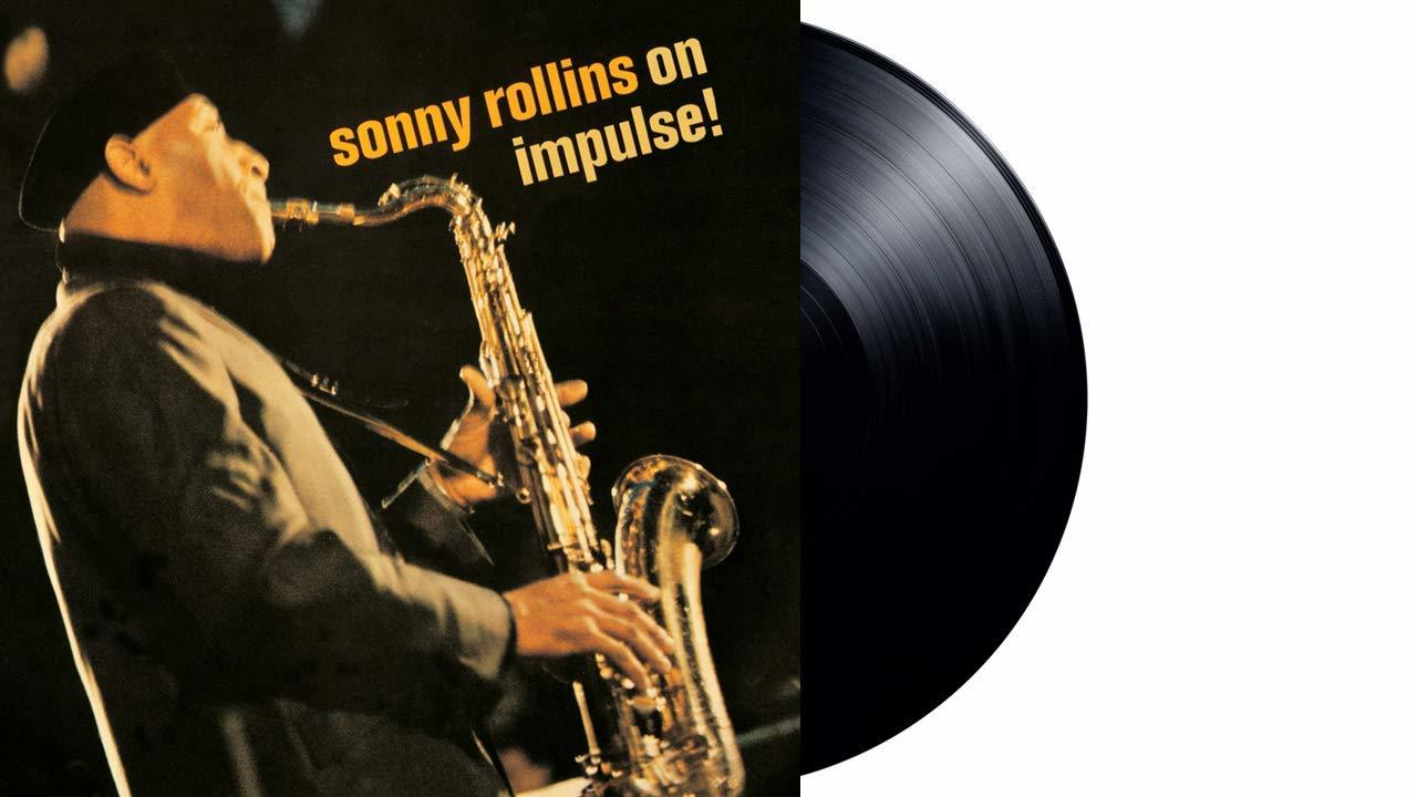 Albumcover: Sonny Rollins spielt Saxophon, rechts eine Vinyl-Schallplatte.