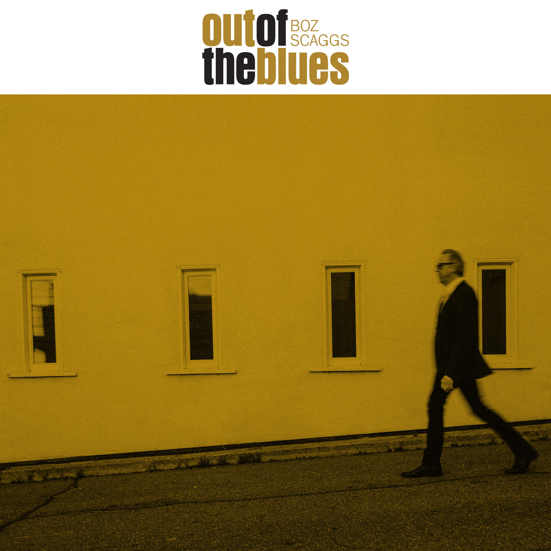 Pochette d'album montrant un homme marchant devant un bâtiment jaune. Le titre de l'album est Out of the Blues.