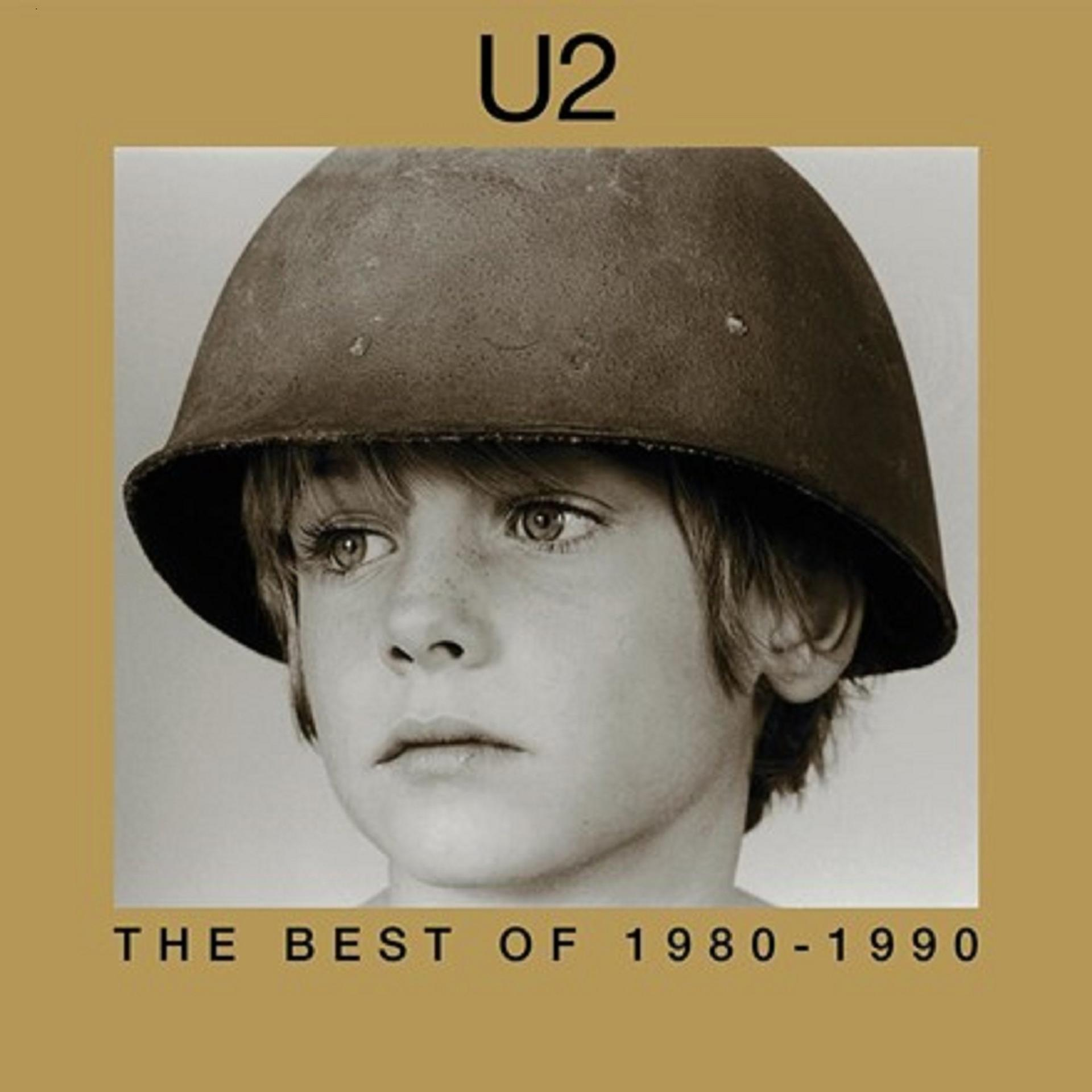 Un enfant avec un casque, pochette de l'album U2. The Best of 1980-1990 en dessous.