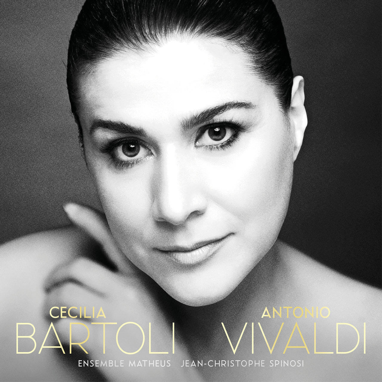 Albumhoes: Cecilia Bartoli en Antonio Vivaldi. Zwart-wit foto van Bartoli, gouden tekst.