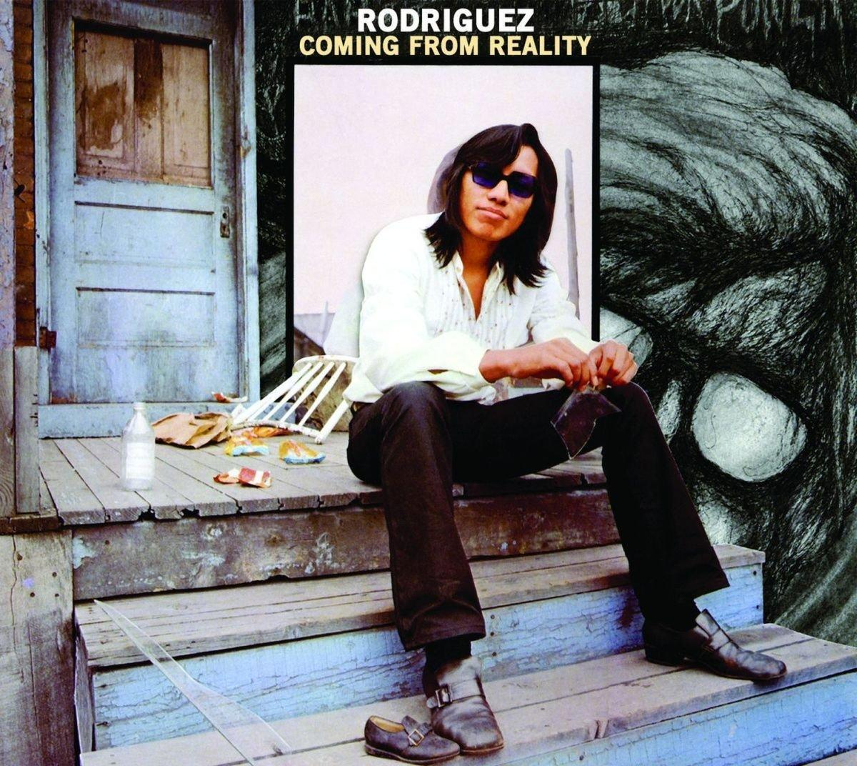 Rodriguez auf der Veranda, sitzt, Sonnenbrille, Albumcover, Vintage-Stil.