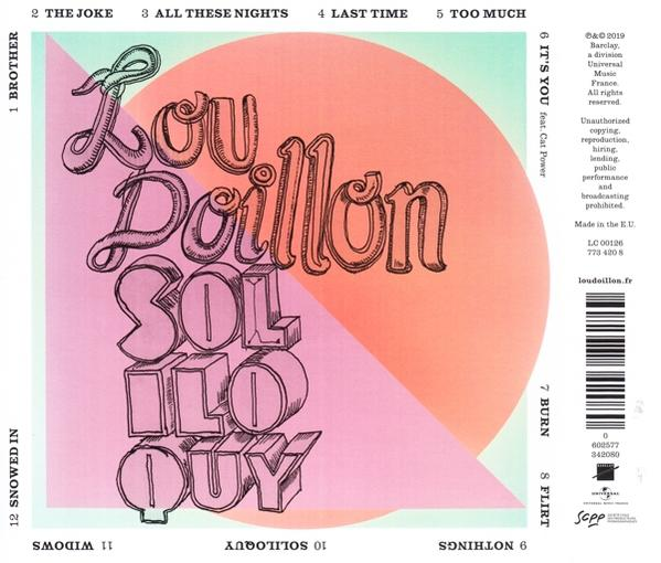 CD-hoes met de naam van Lou Doillon en de titel 'Soliloquy', in een kleurrijk, artistiek ontwerp. Roze, oranje en groene tinten.