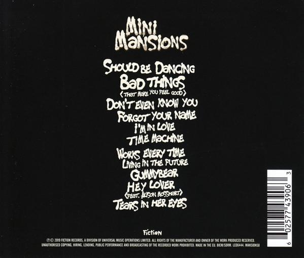 Achterkant van de cd met tekst met songtitels. Witte tekst op een zwarte achtergrond. De band is Mini Mansions.