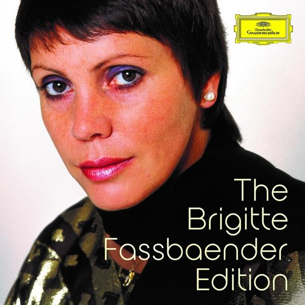 La couverture du CD de l'édition Brigitte Fassbaender. Elle présente une femme aux cheveux courts et sombres et un haut noir.