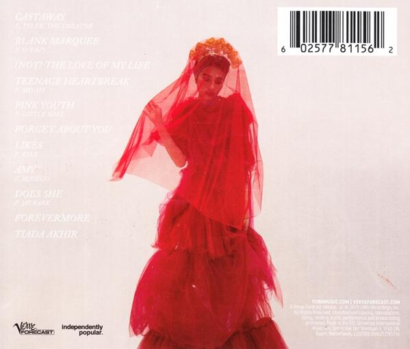 Achterkant van een cd met een vrouw in rode jurk en een lijst met nummers.