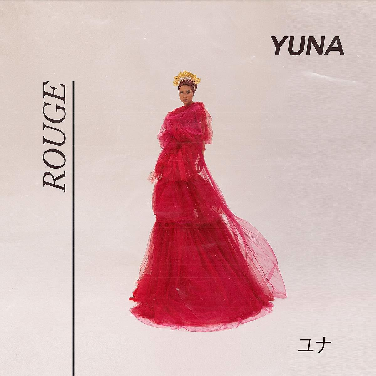Albumhoes, YUNA in een rode jurk, met een witte achtergrond en tekst.